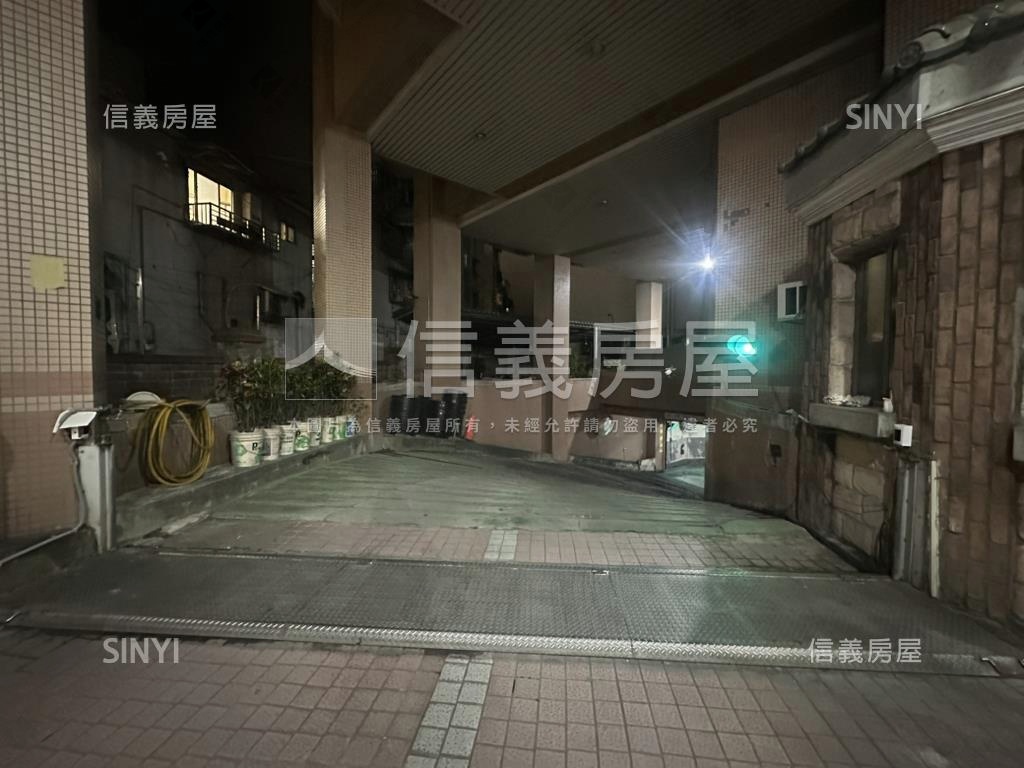 捷運公園Ｂ２坡道平面車位房屋室內格局與周邊環境