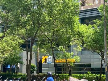 捷運公園Ｂ２坡道平面車位