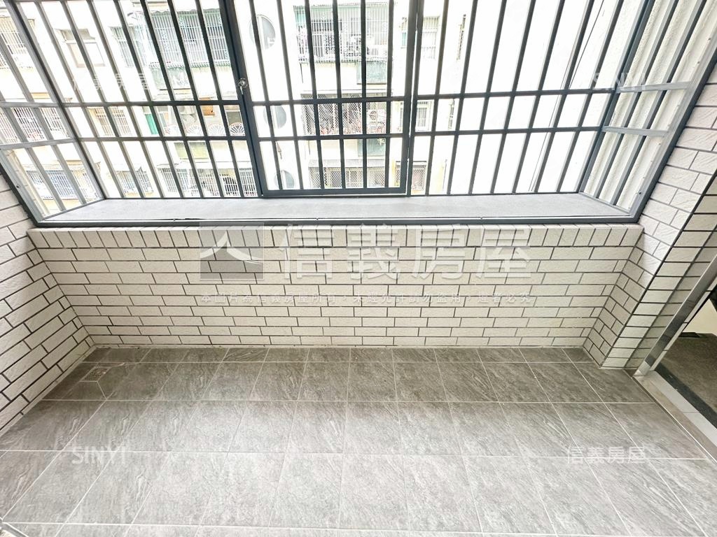 近愛河陽台進出採光美三房房屋室內格局與周邊環境