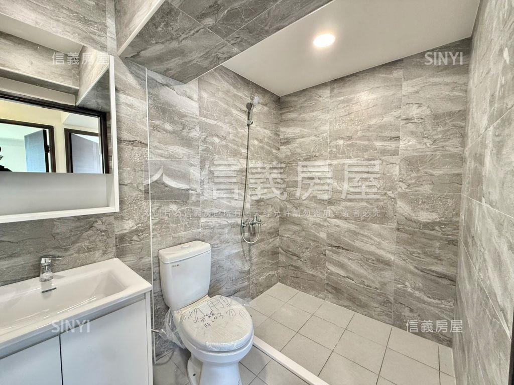 近捷運川普皇家三房車位Ａ房屋室內格局與周邊環境