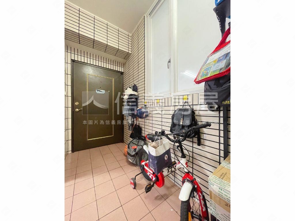 西屯電梯方正三房衛浴開窗房屋室內格局與周邊環境