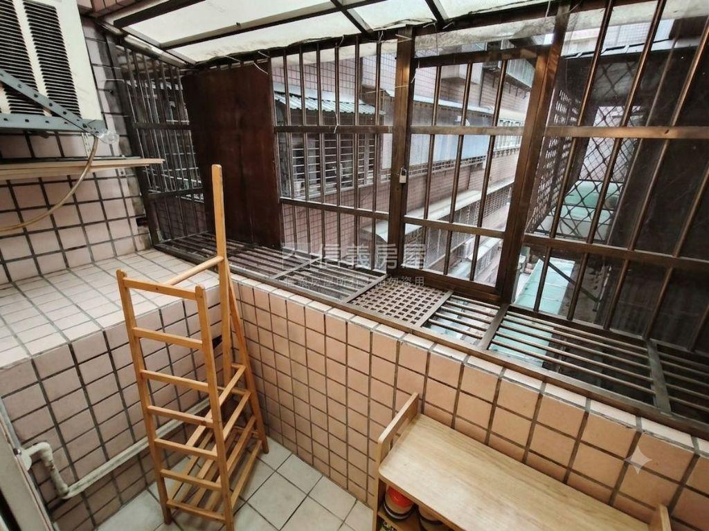 近南港展覽館電梯兩房房屋室內格局與周邊環境
