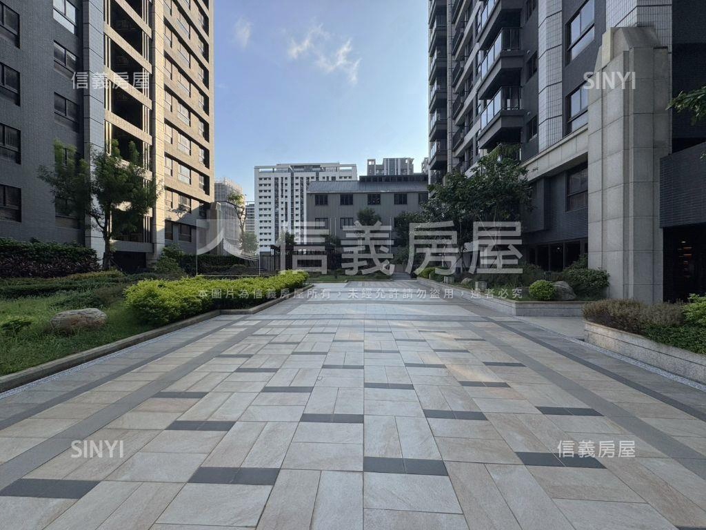 成家大璽三房車位次頂樓房屋室內格局與周邊環境
