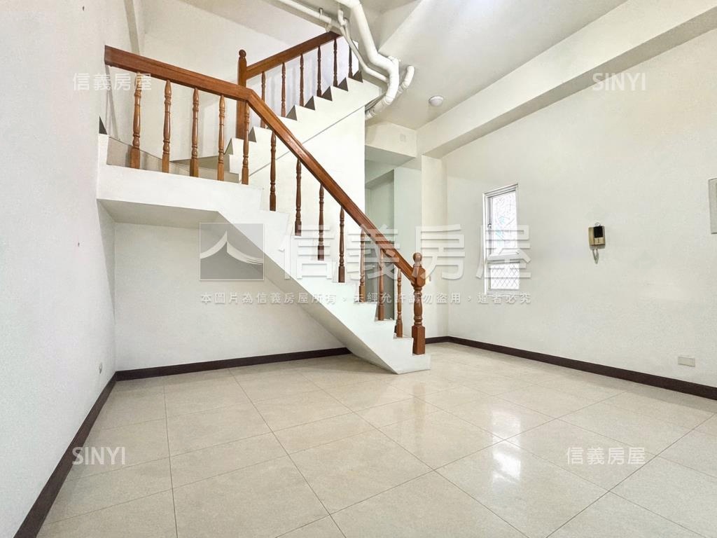 專任震後臨路店住附平車位房屋室內格局與周邊環境