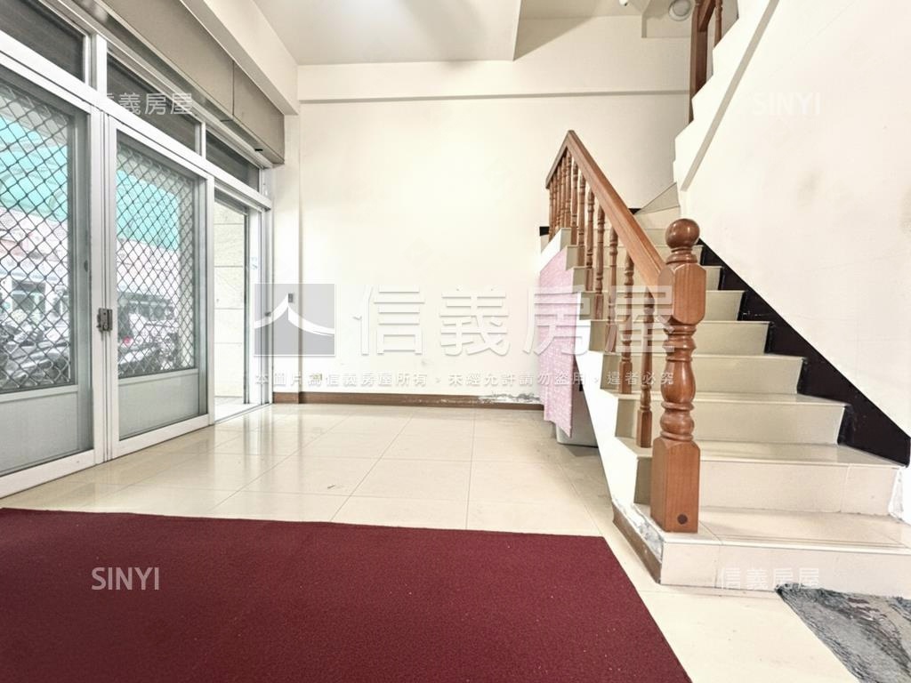 專任震後臨路店住附平車位房屋室內格局與周邊環境