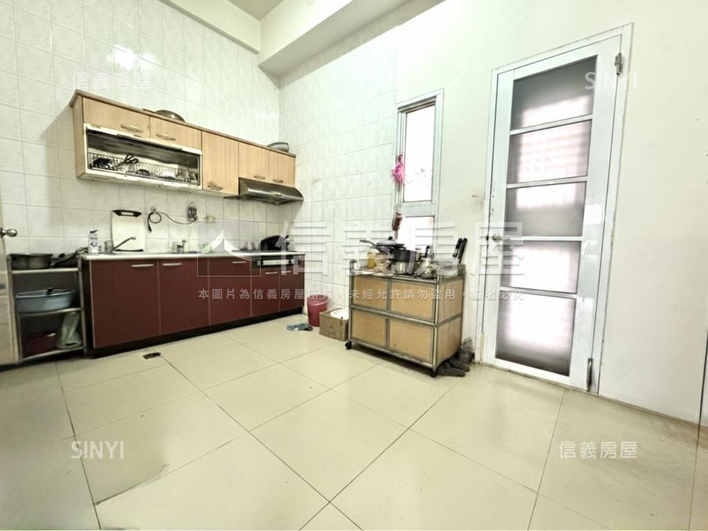 專任震後臨路店住附平車位房屋室內格局與周邊環境