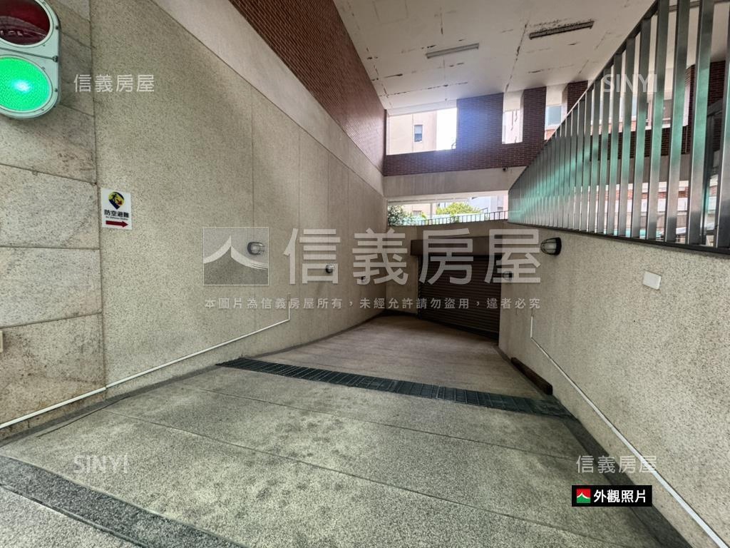 專任震後臨路店住附平車位房屋室內格局與周邊環境