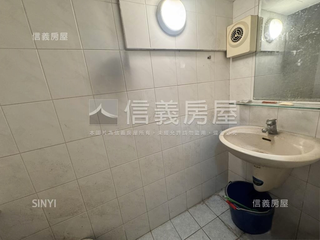 專任震後臨路店住附平車位房屋室內格局與周邊環境