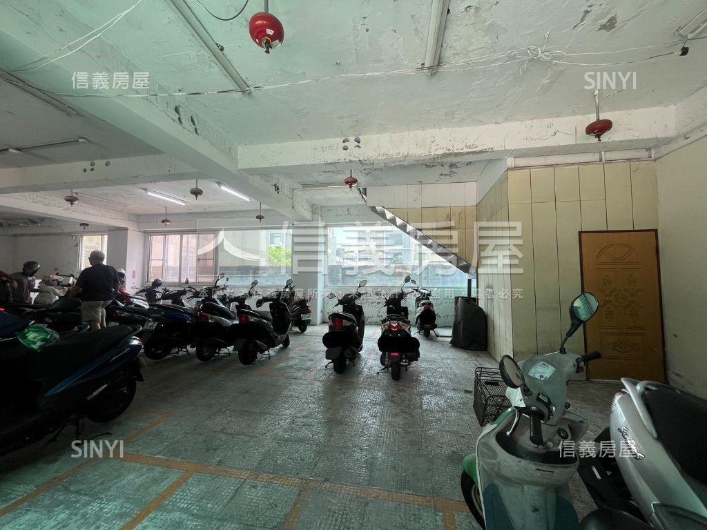 五期有陽台平面車位美套房房屋室內格局與周邊環境