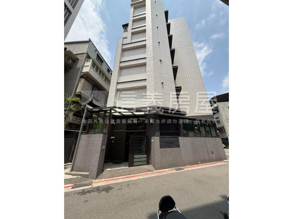 專任華廈挑高一樓附雙車位房屋室內格局與周邊環境