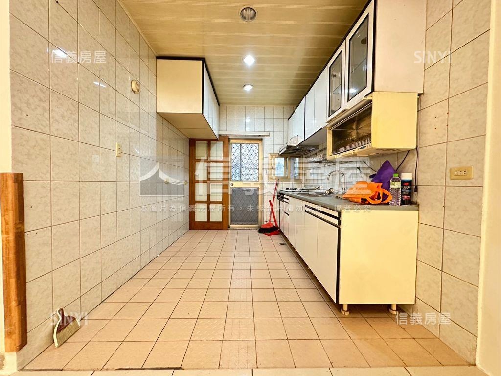近大巨蛋低總價二樓房屋室內格局與周邊環境