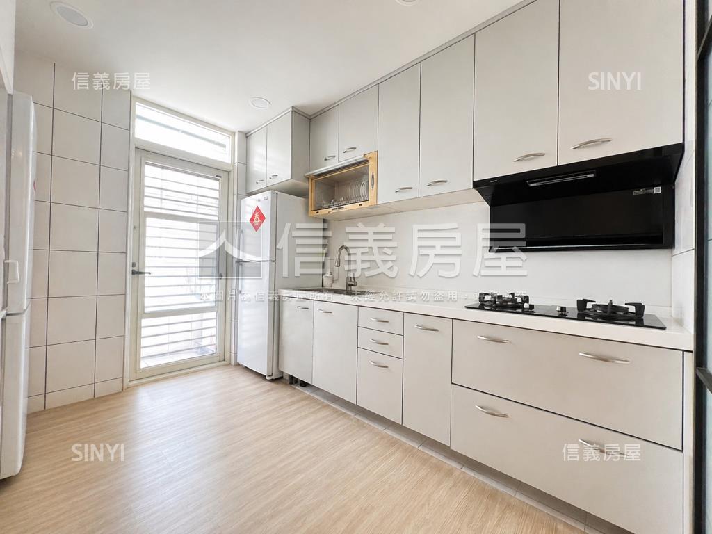 專任日新街高級美妝三樓房屋室內格局與周邊環境