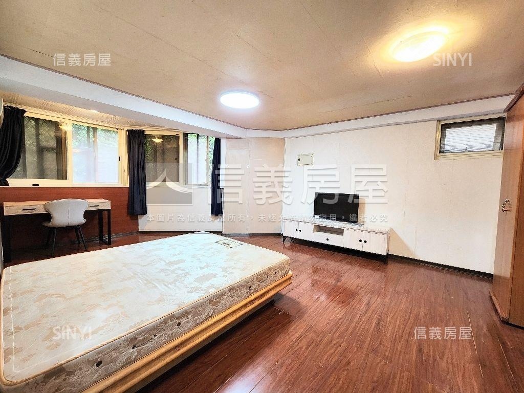 捷運面公園邊間大套房房屋室內格局與周邊環境