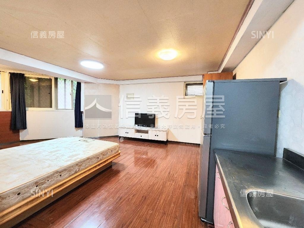 捷運面公園邊間大套房房屋室內格局與周邊環境