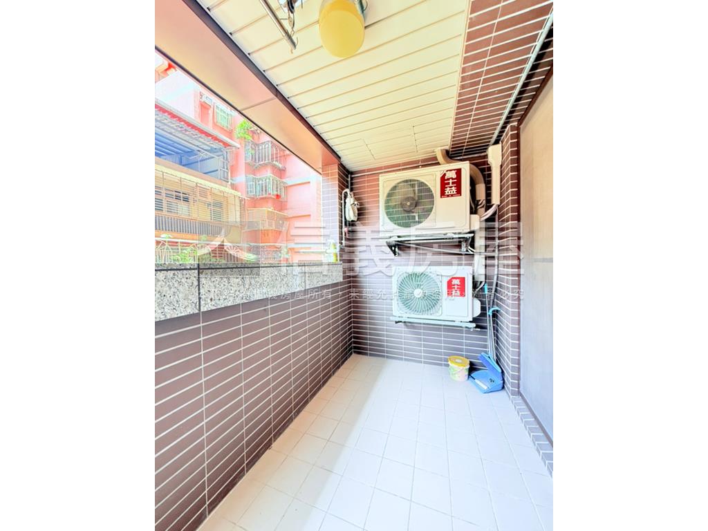 運動時代美兩房車位房屋室內格局與周邊環境