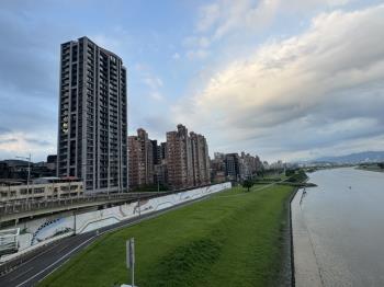 大直水岸第一排２４樓