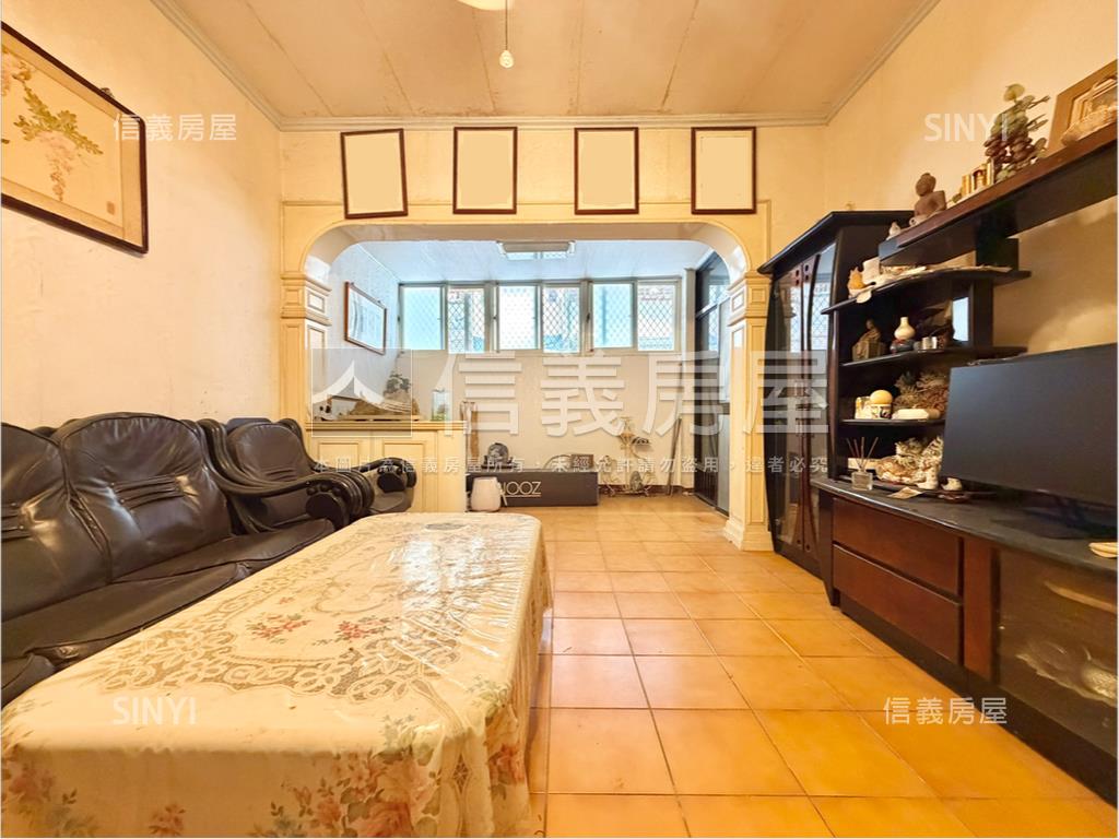 一樓門前停車便利大空間房屋室內格局與周邊環境