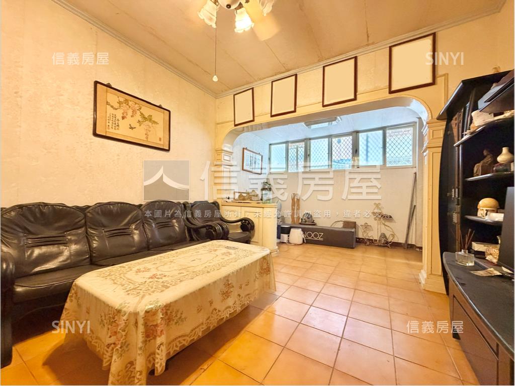 一樓門前停車便利大空間房屋室內格局與周邊環境