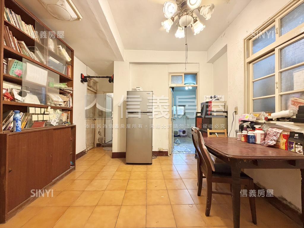 一樓門前停車便利大空間房屋室內格局與周邊環境