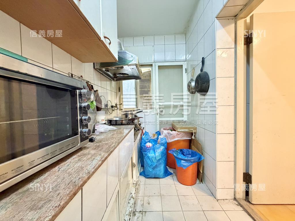 一樓門前停車便利大空間房屋室內格局與周邊環境