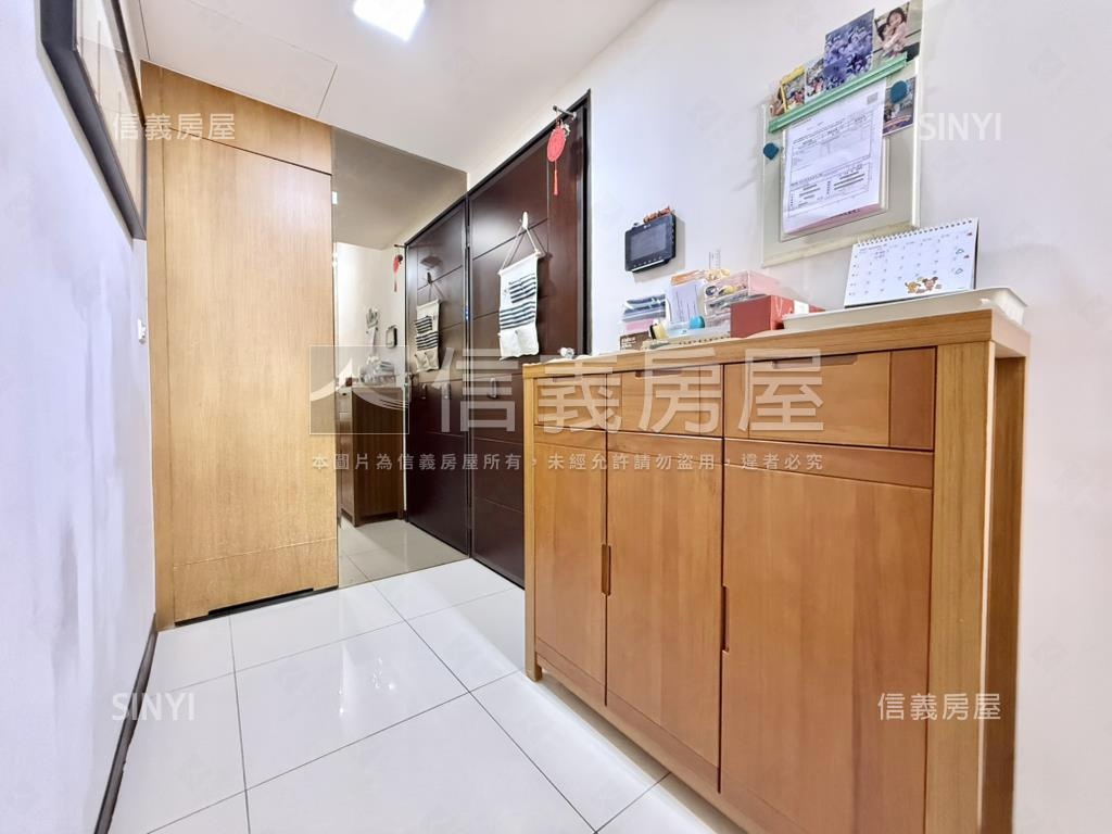 荷雅時尚館美兩房坡平車位房屋室內格局與周邊環境