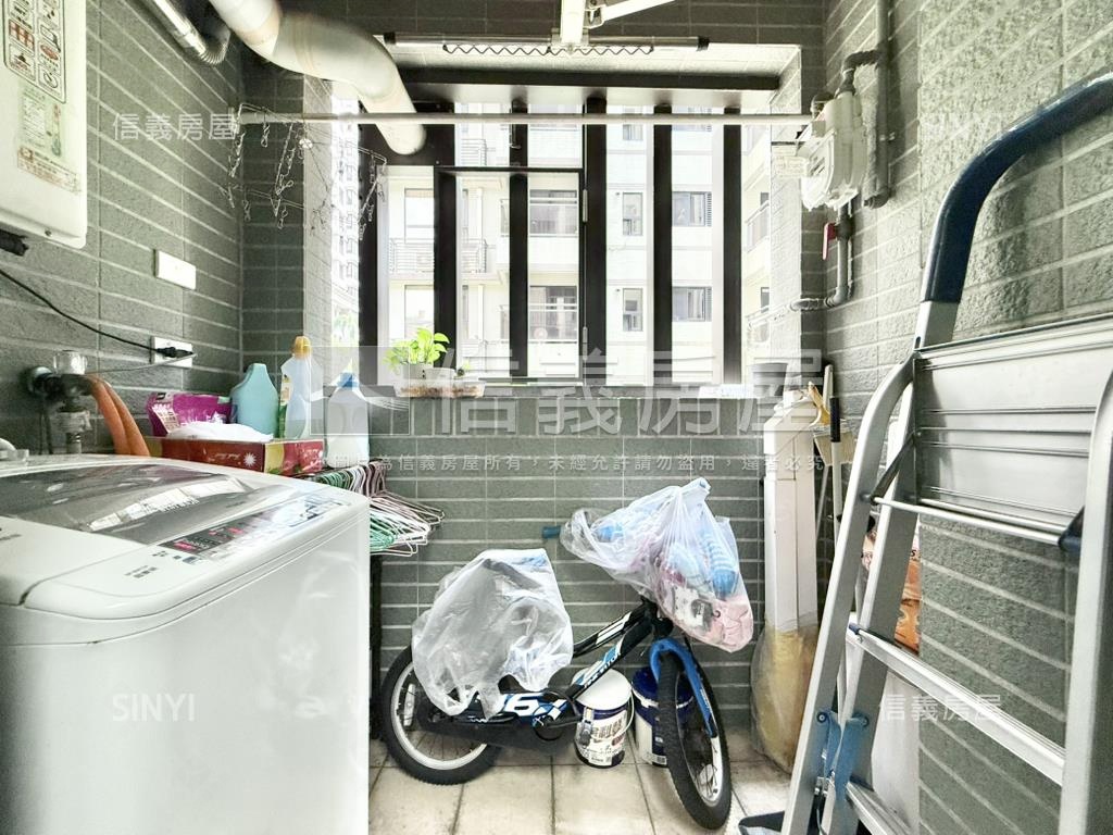 荷雅時尚館美兩房坡平車位房屋室內格局與周邊環境