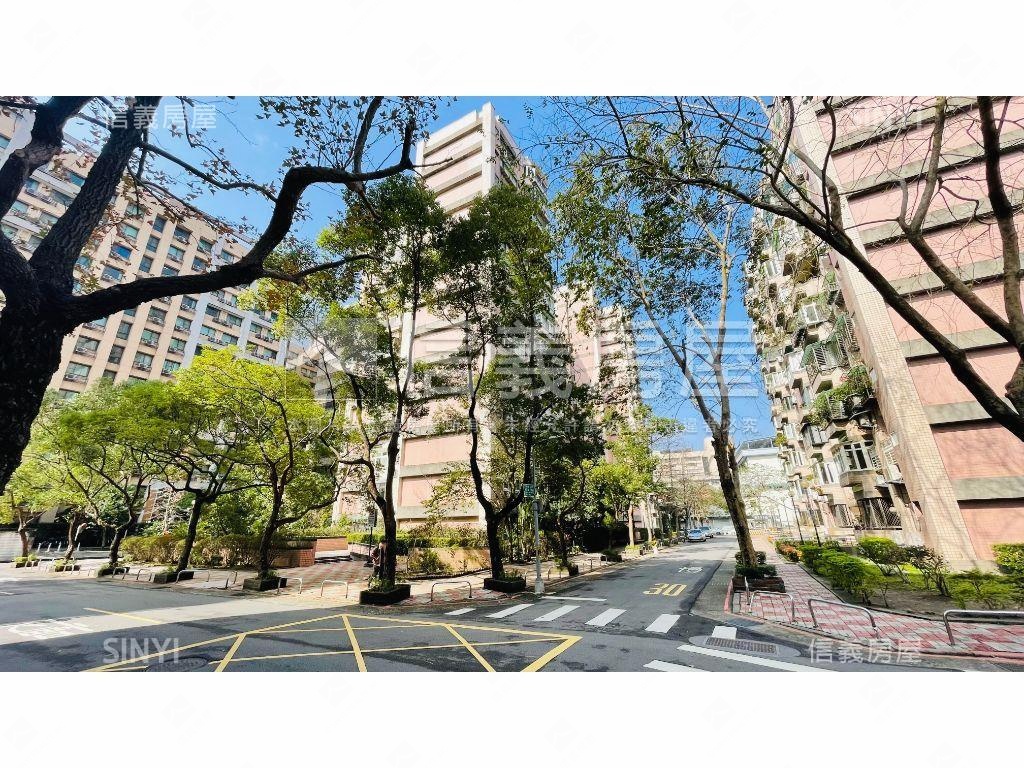健軍台大三房坡平車位房屋室內格局與周邊環境