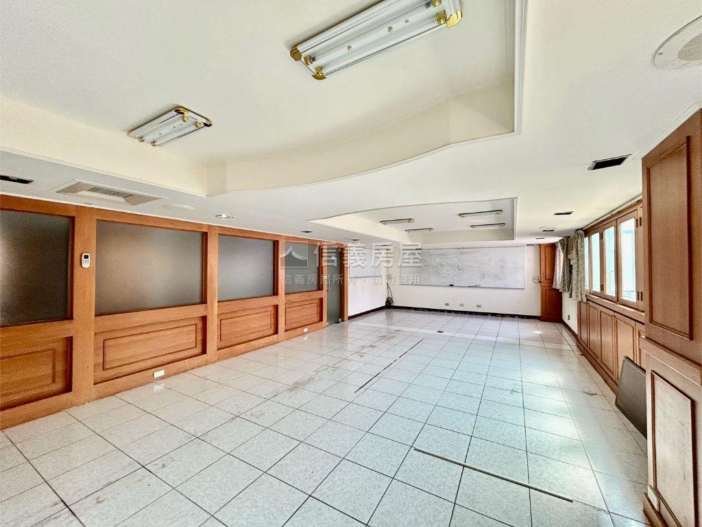 黃金地段稀有打通戶釋出房屋室內格局與周邊環境