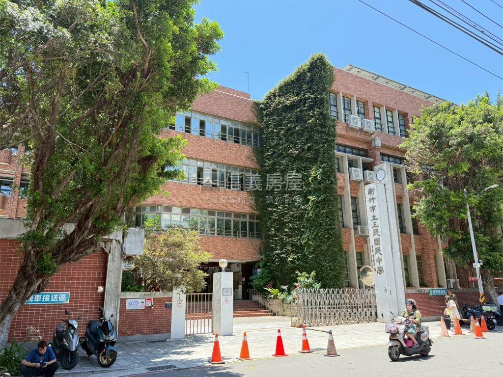 近巨城商業大空間好曝光房屋室內格局與周邊環境