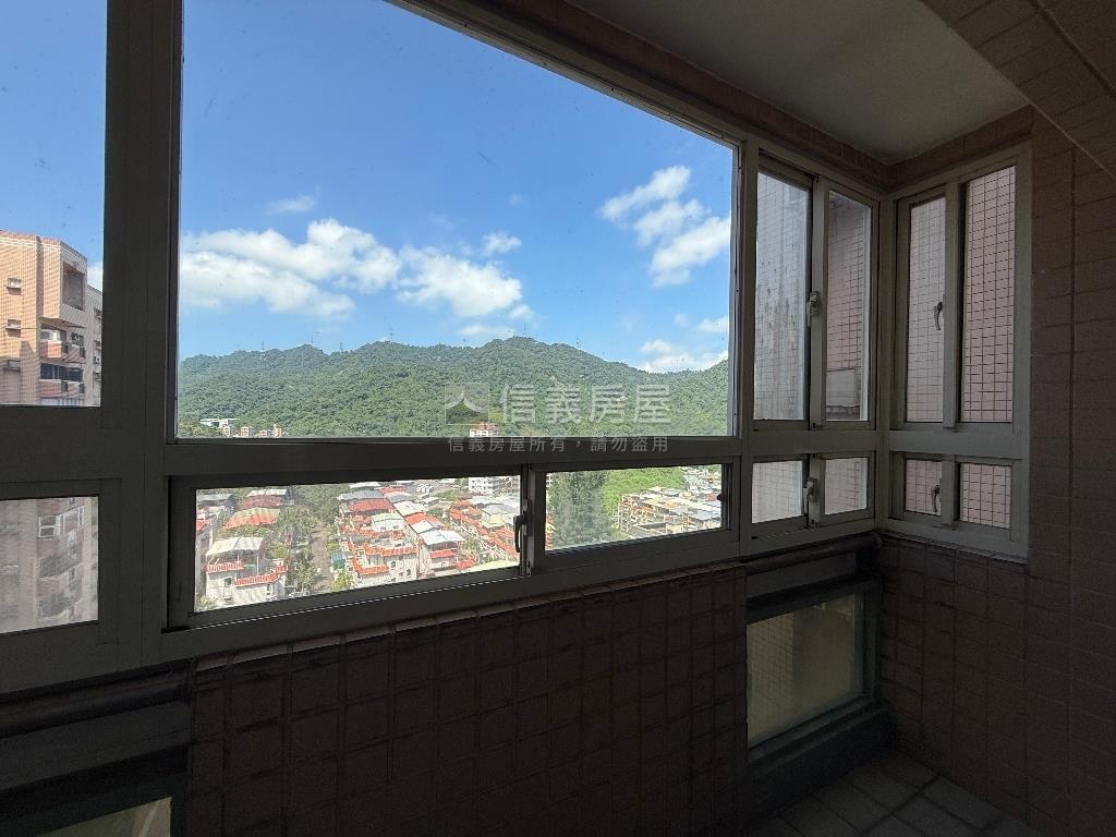碧瑤尊爵坐擁山景綠茵房屋室內格局與周邊環境