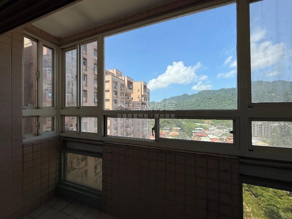 碧瑤尊爵坐擁山景綠茵房屋室內格局與周邊環境