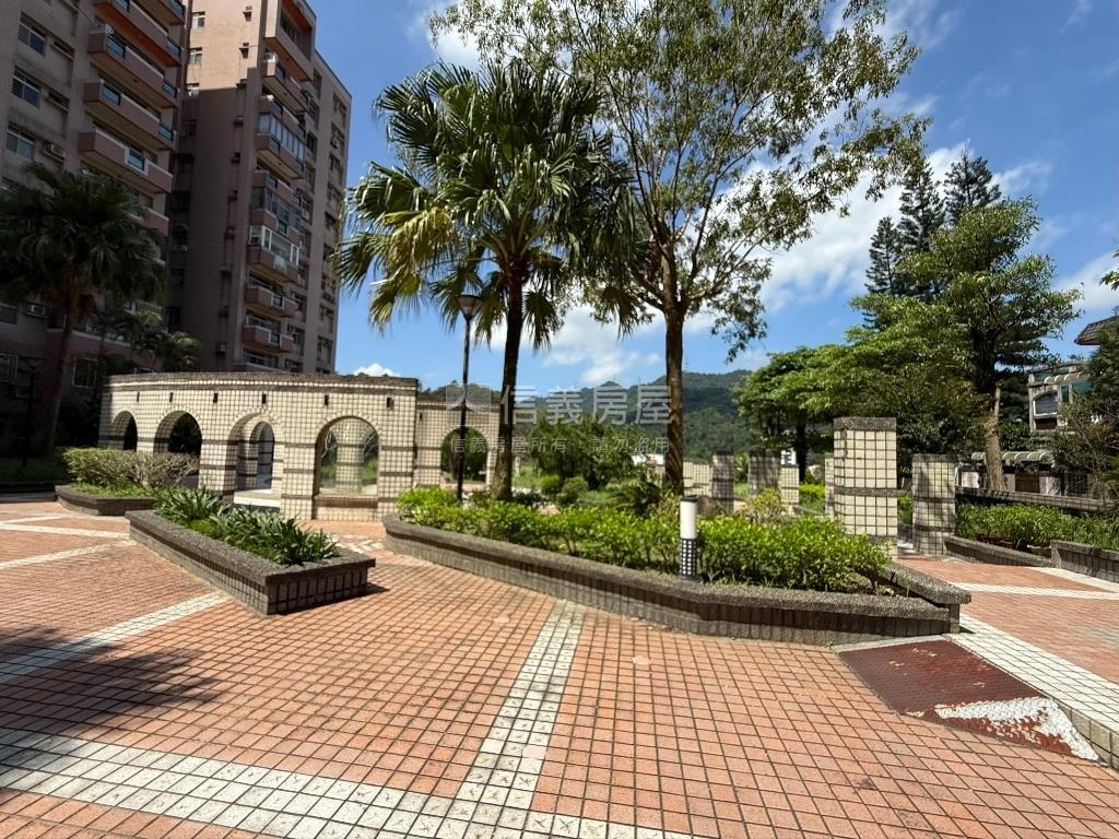 碧瑤尊爵坐擁山景綠茵房屋室內格局與周邊環境