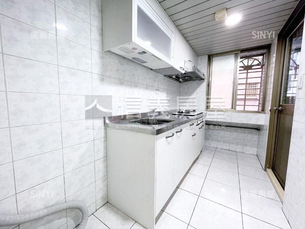 近高鐵高樓裝潢三房車位房屋室內格局與周邊環境