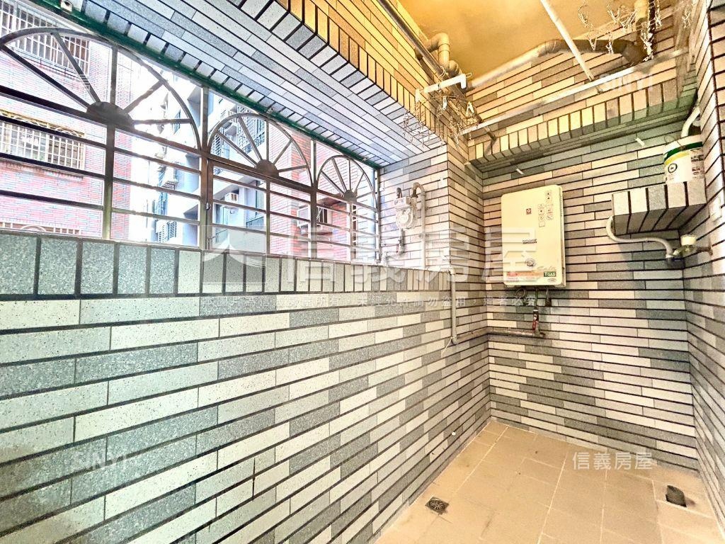 近高鐵高樓裝潢三房車位房屋室內格局與周邊環境