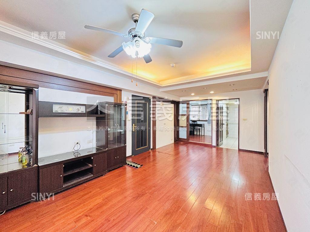 近藝文阿曼次頂樓三房車位房屋室內格局與周邊環境