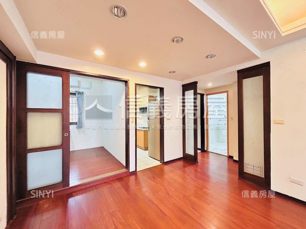 近藝文阿曼次頂樓三房車位房屋室內格局與周邊環境