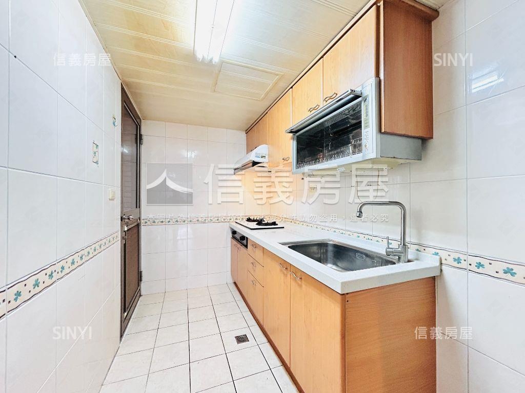 近藝文阿曼次頂樓三房車位房屋室內格局與周邊環境