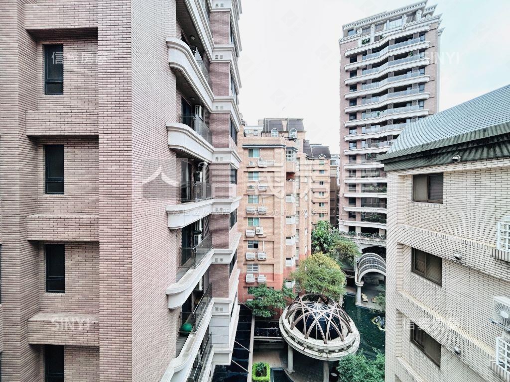 近藝文阿曼次頂樓三房車位房屋室內格局與周邊環境