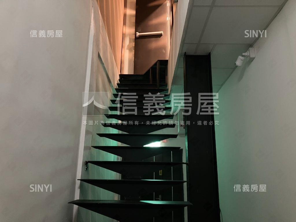 北區雙透天大面寬電梯角店房屋室內格局與周邊環境