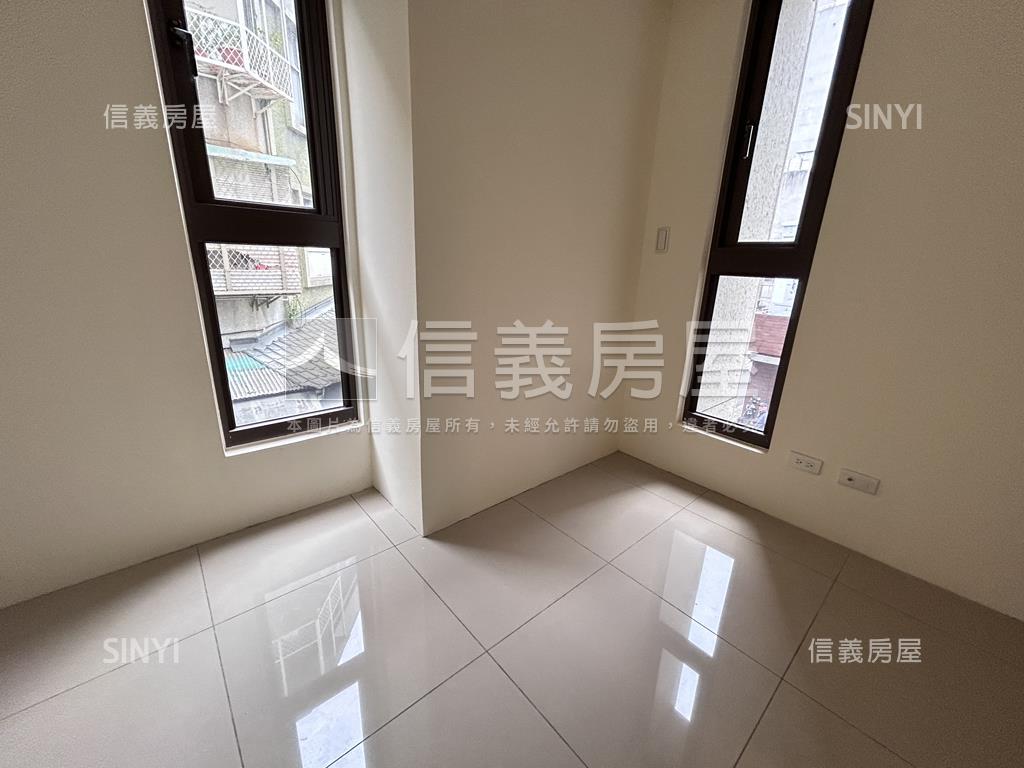 捷運邊間中山臻品二樓二房房屋室內格局與周邊環境