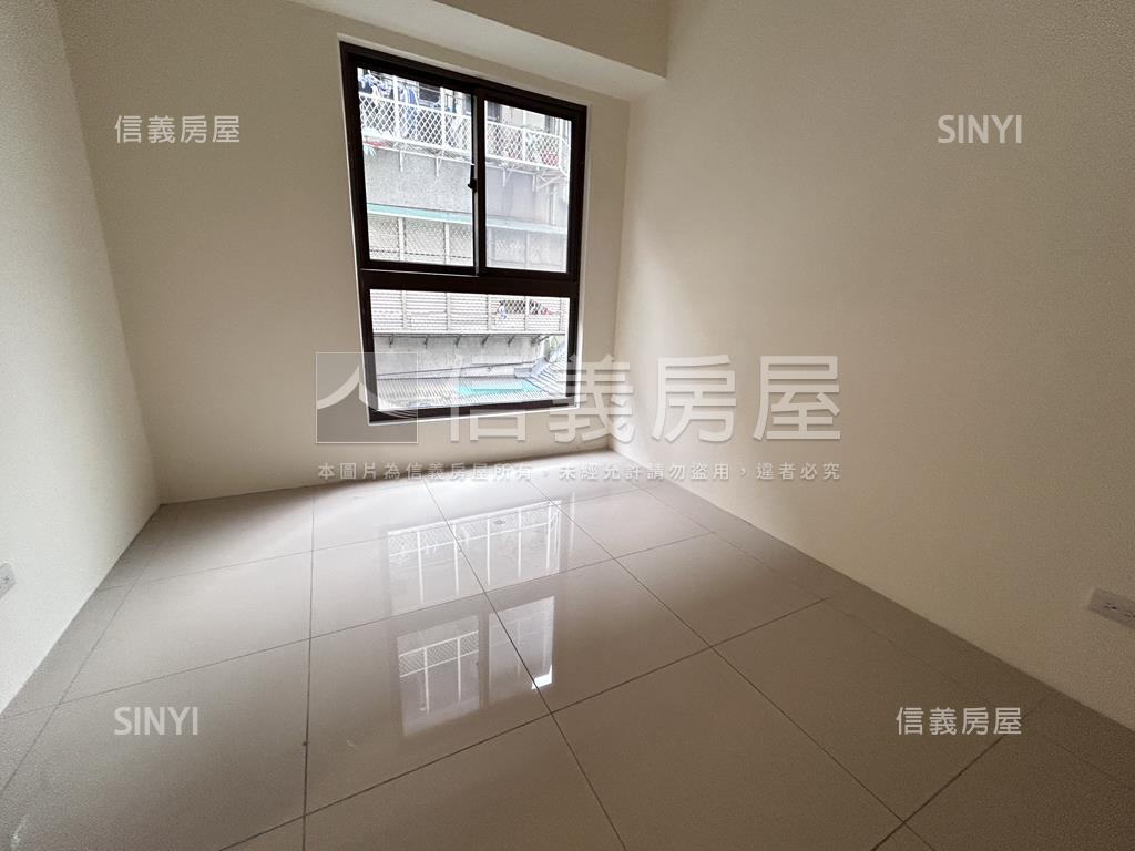 捷運邊間中山臻品二樓二房房屋室內格局與周邊環境