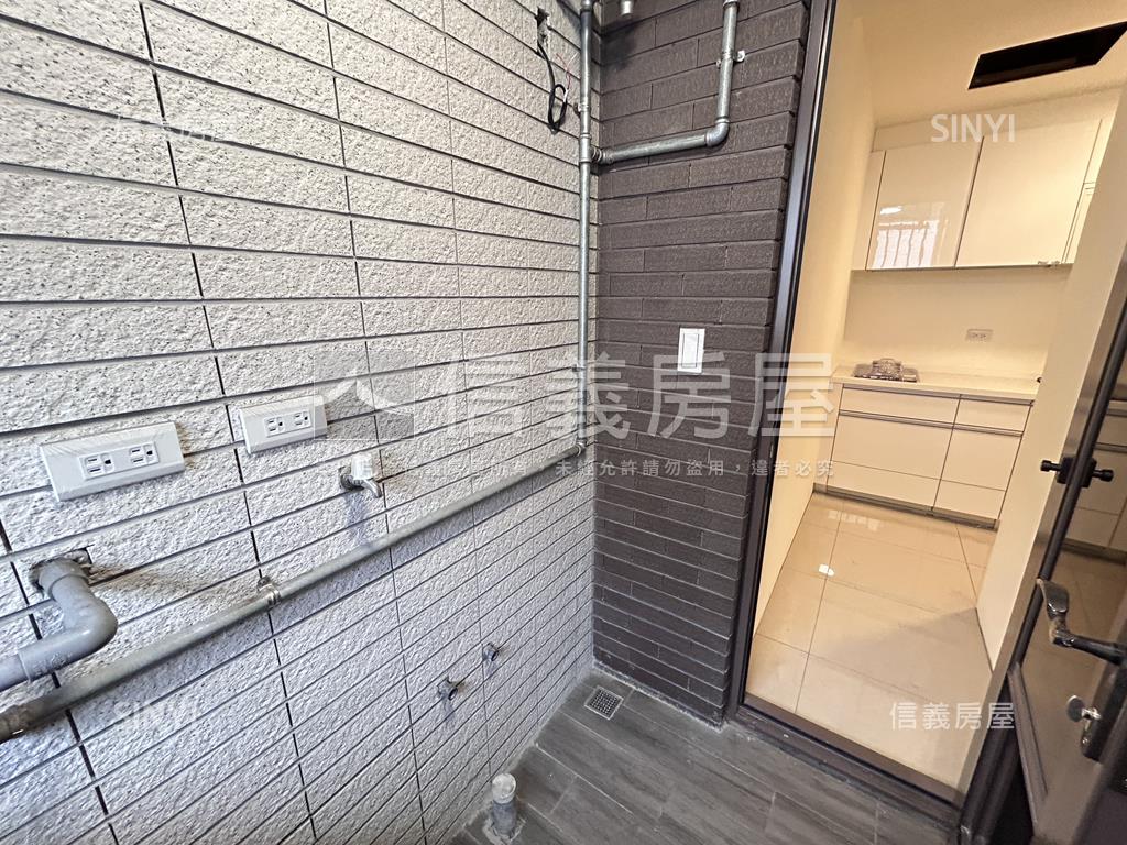 捷運邊間中山臻品二樓二房房屋室內格局與周邊環境