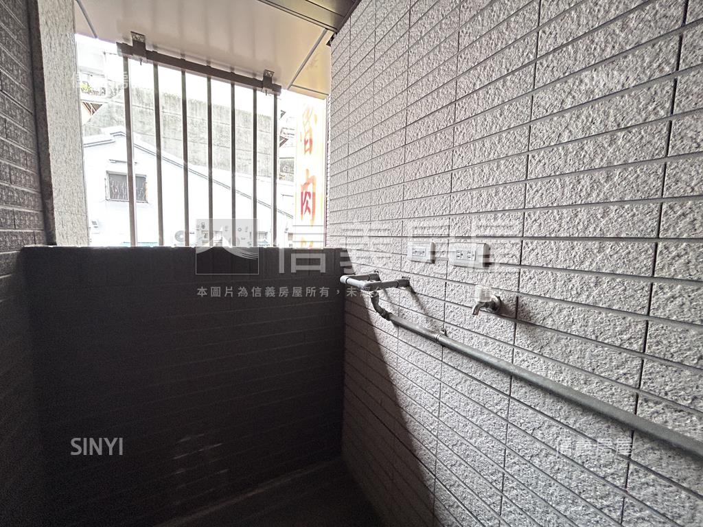 捷運邊間中山臻品二樓二房房屋室內格局與周邊環境