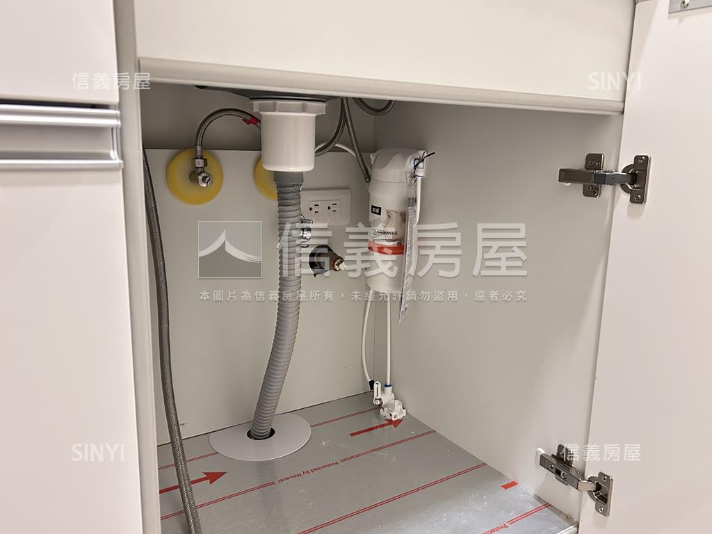 捷運邊間中山臻品二樓二房房屋室內格局與周邊環境