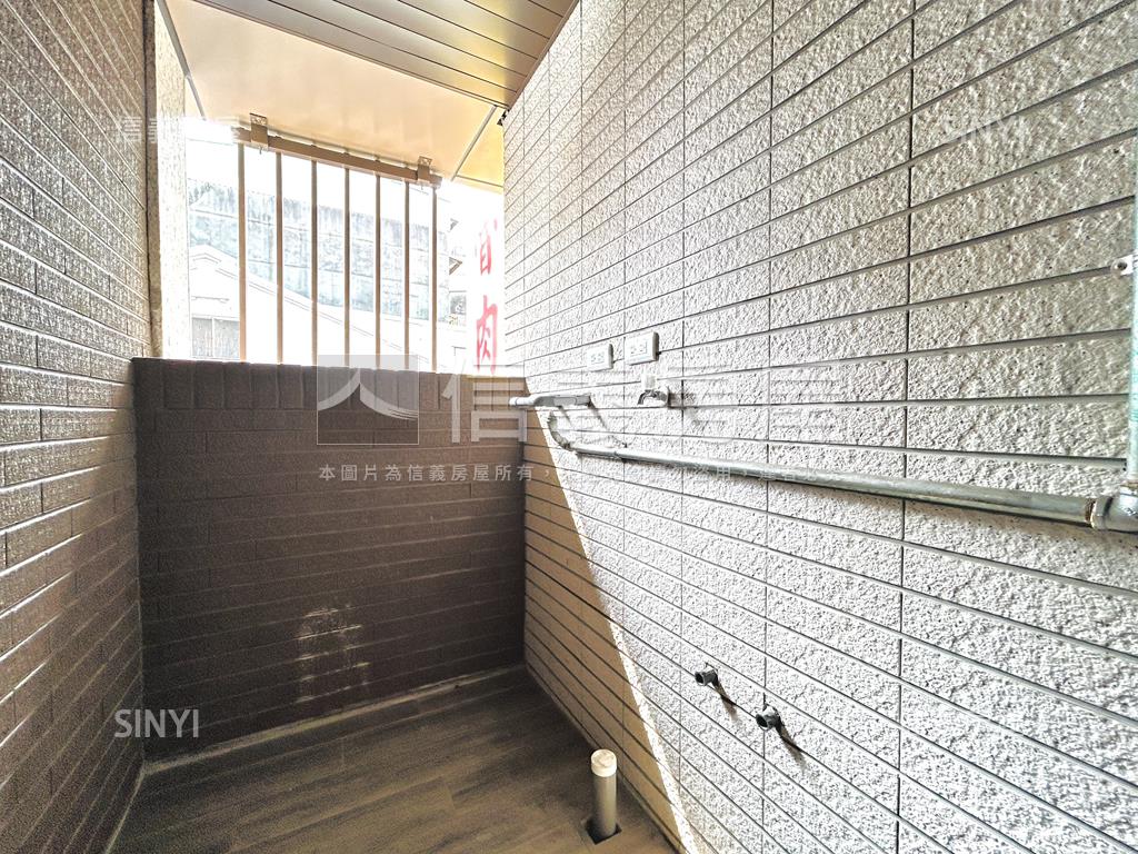 捷運邊間中山臻品二樓二房房屋室內格局與周邊環境