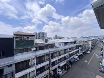 近東英棒球場雙面臨路透店