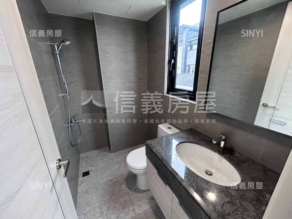 近好市多臨路角間別墅房屋室內格局與周邊環境