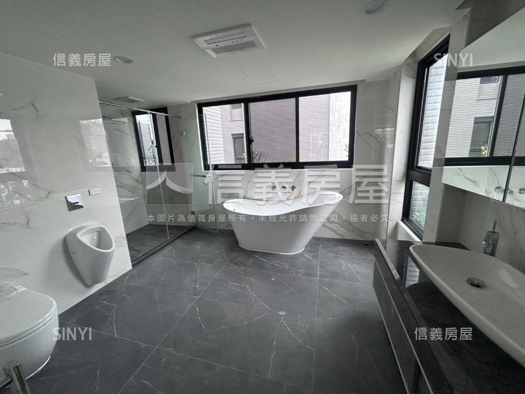 近好市多臨路角間別墅房屋室內格局與周邊環境