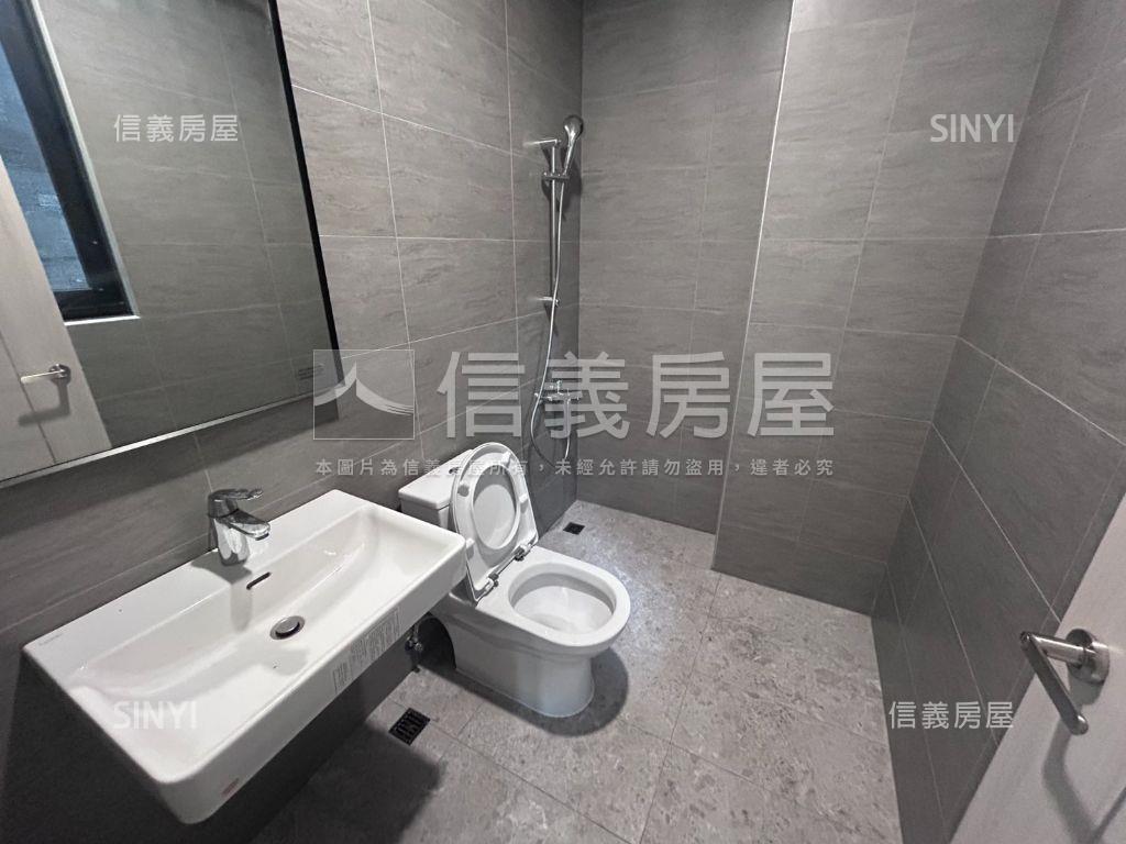 近好市多臨路角間別墅房屋室內格局與周邊環境