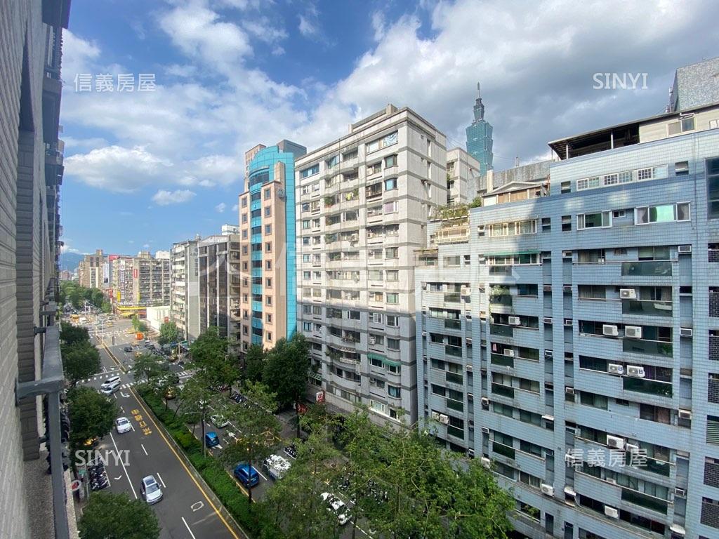 公車信義光復路口站 Bus Line In Xinyi Qu